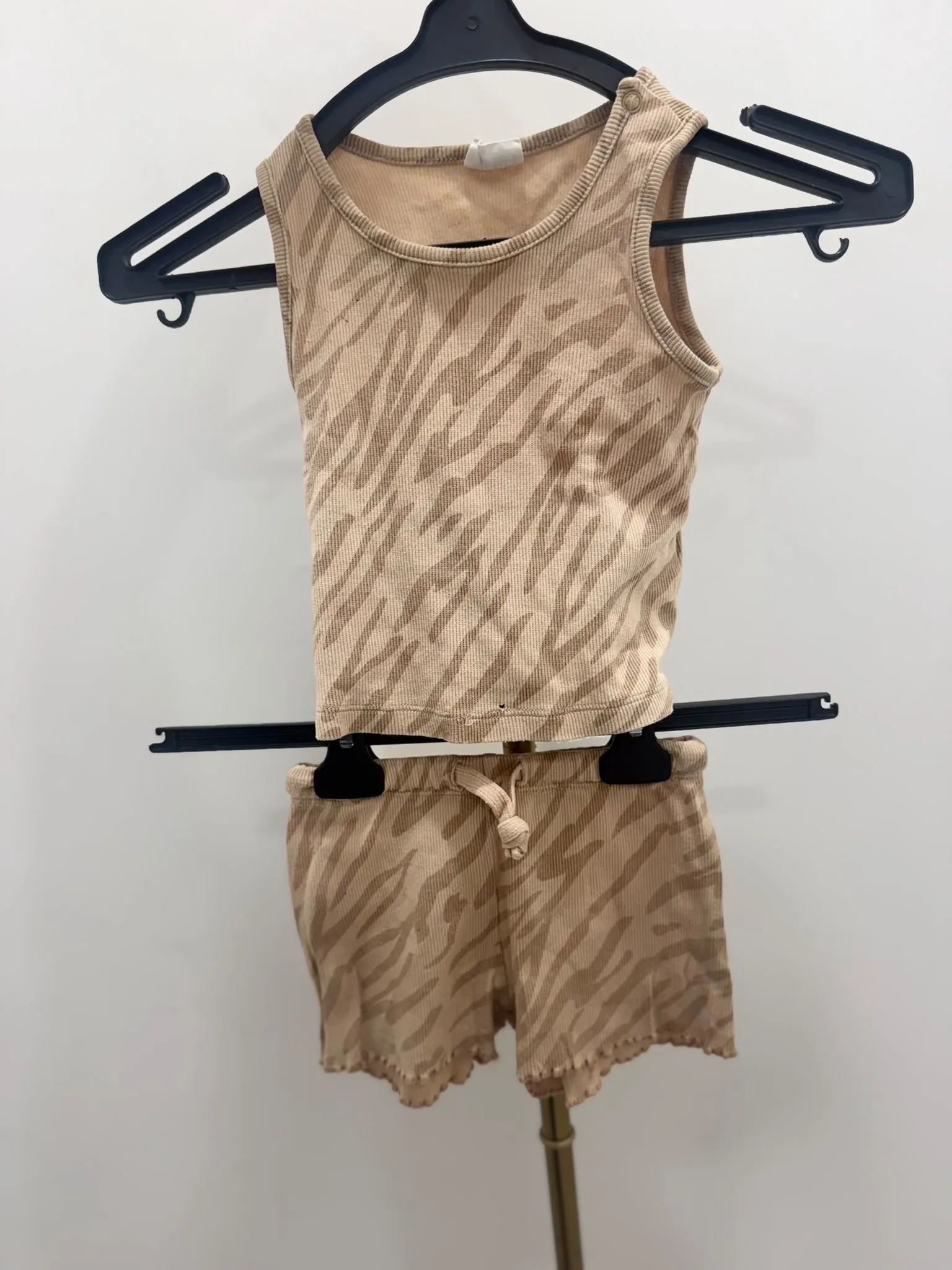 מכנס וחולצה חום