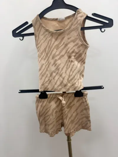 מכנס וחולצה חום